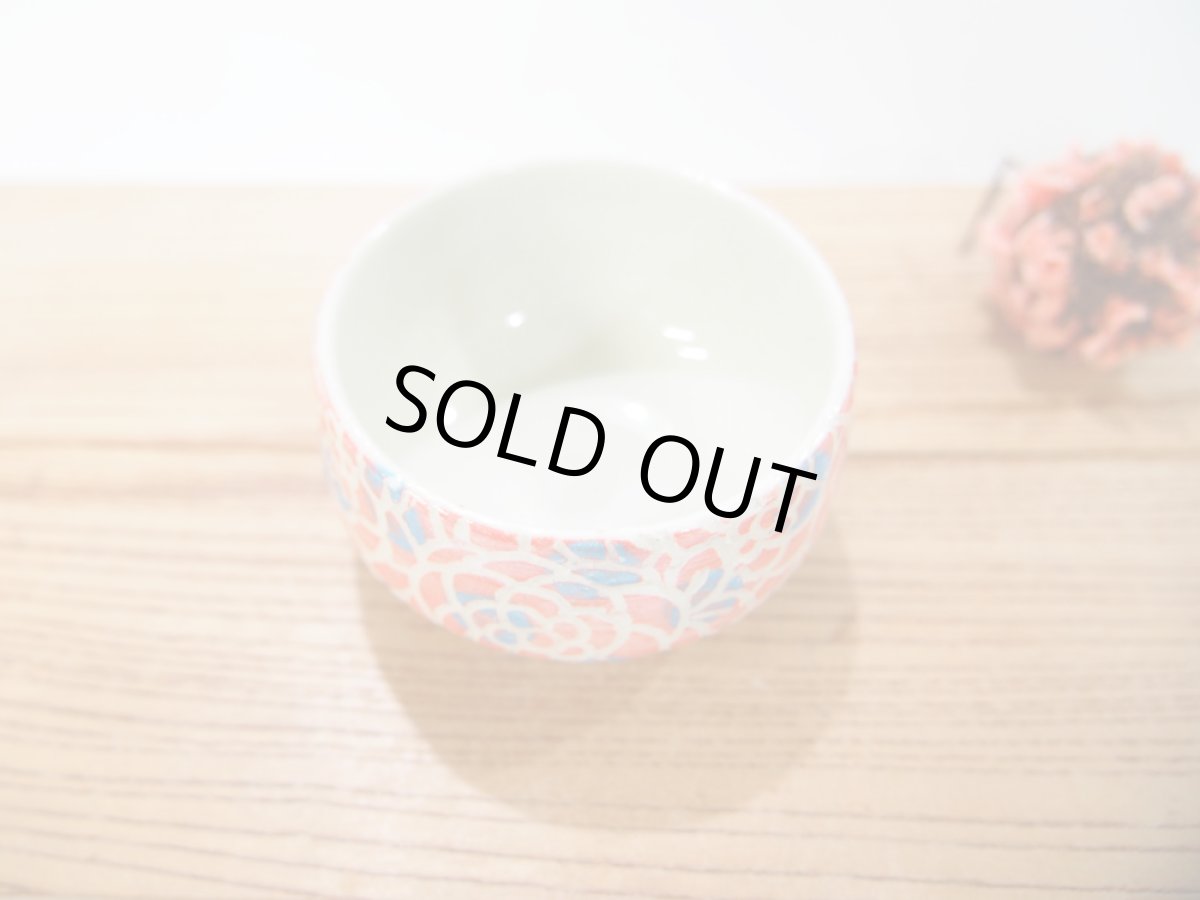 画像2: 紋花彩泥掻落ドット　ゆのみ（菱形／赤×水色）　【nicorico】 (2)