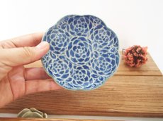 画像4: 紋花彩泥掻落　輪花豆皿（青／裏：若草）　【nicorico】 (4)