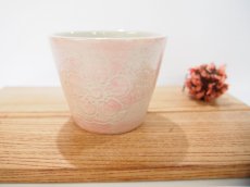 画像1: 【アウトレット：口縁に濃い斑点有り】紋花彩泥掻落　ゆのみ・そば猪口（ピンク）　【nicorico】 (1)
