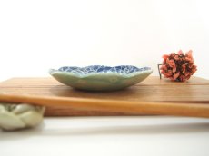 画像2: 紋花彩泥掻落　輪花豆皿（青／裏：若草）　【nicorico】 (2)
