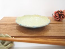 画像4: 紋花彩泥掻落　輪花豆皿（レモンイエロー／裏：水色）　【nicorico】 (4)