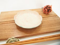 画像4: 紋花彩泥掻落　輪花豆皿（ピンク／裏：若草）　【nicorico】 (4)