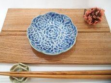 画像1: 紋花彩泥掻落　輪花豆皿（青／裏：若草）　【nicorico】 (1)