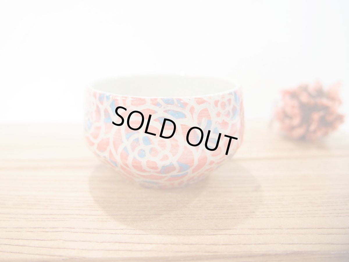 画像1: 紋花彩泥掻落ドット　ゆのみ（菱形／赤×水色）　【nicorico】 (1)