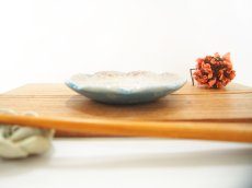画像2: 紋花彩泥掻落　輪花豆皿（紫／裏：水色）　【nicorico】 (2)