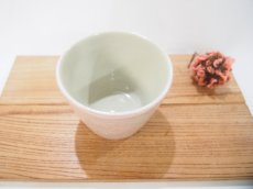 画像2: 【アウトレット：口縁に濃い斑点有り】紋花彩泥掻落　ゆのみ・そば猪口（ピンク）　【nicorico】 (2)