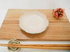 画像1: 紋花彩泥掻落　輪花豆皿（ピンク／裏：若草）　【nicorico】 (1)
